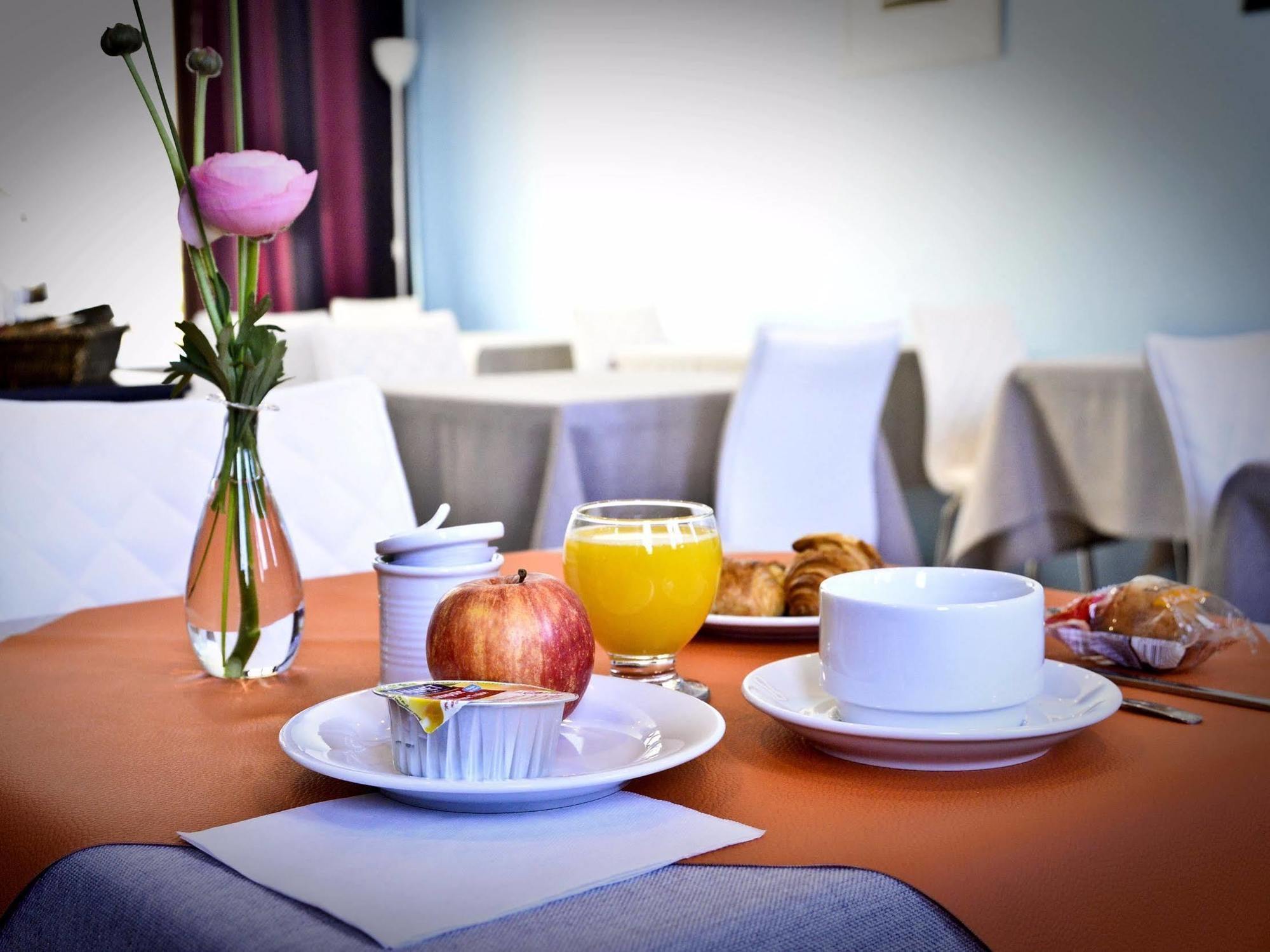 Hotel Le Comty Feurs المظهر الخارجي الصورة