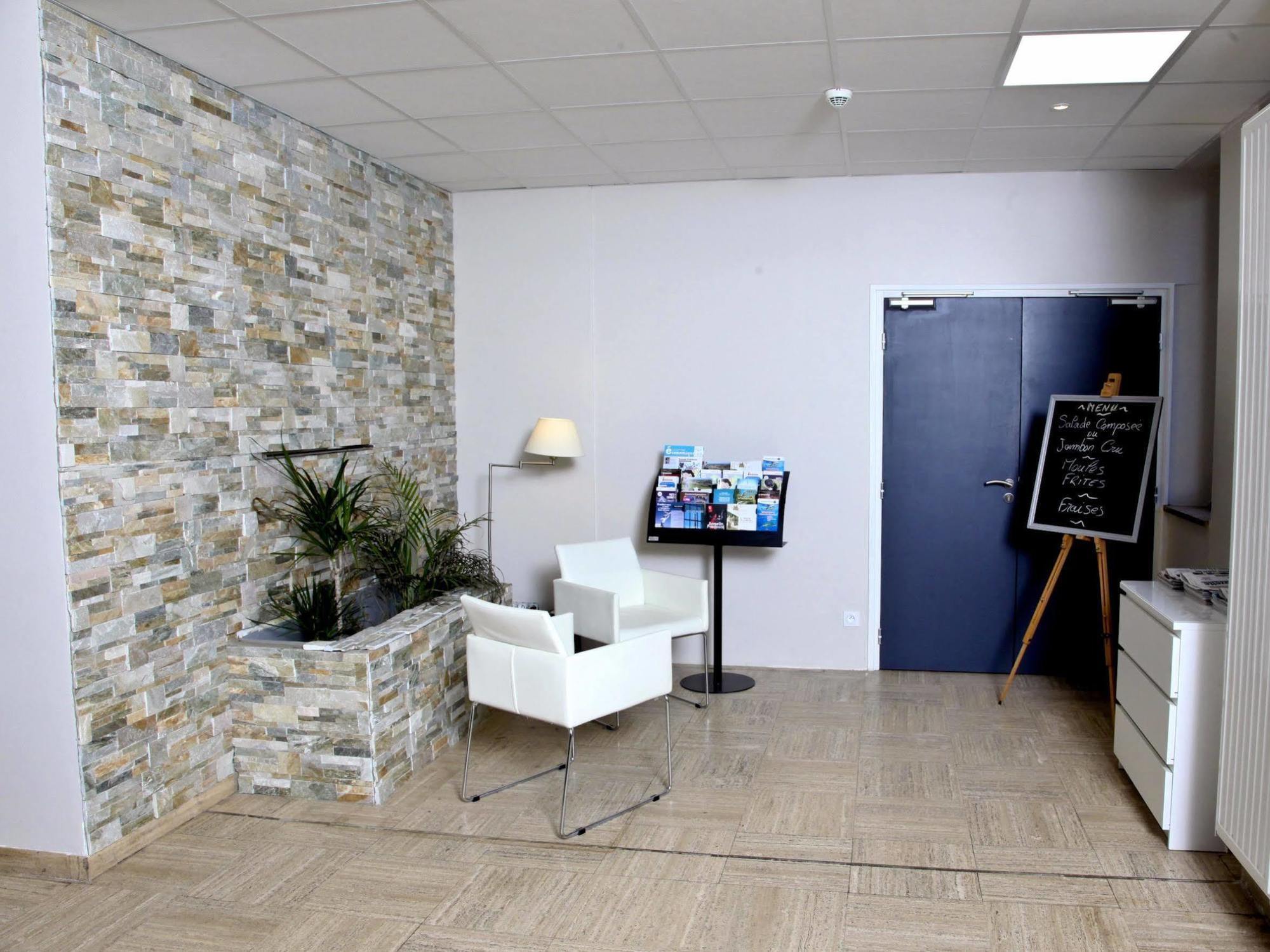 Hotel Le Comty Feurs المظهر الخارجي الصورة
